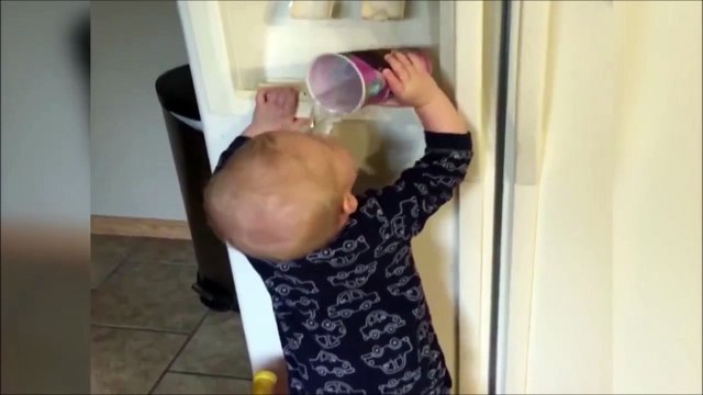 Ce bébé voulait juste boire un coup et c'est le drame! Ahaha le pauvre