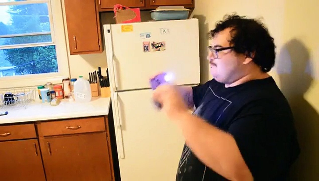 Ce gars se tase la bouche avec deux tasers