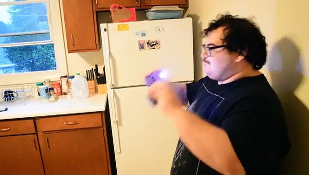 Ce gars se tase la bouche avec deux tasers