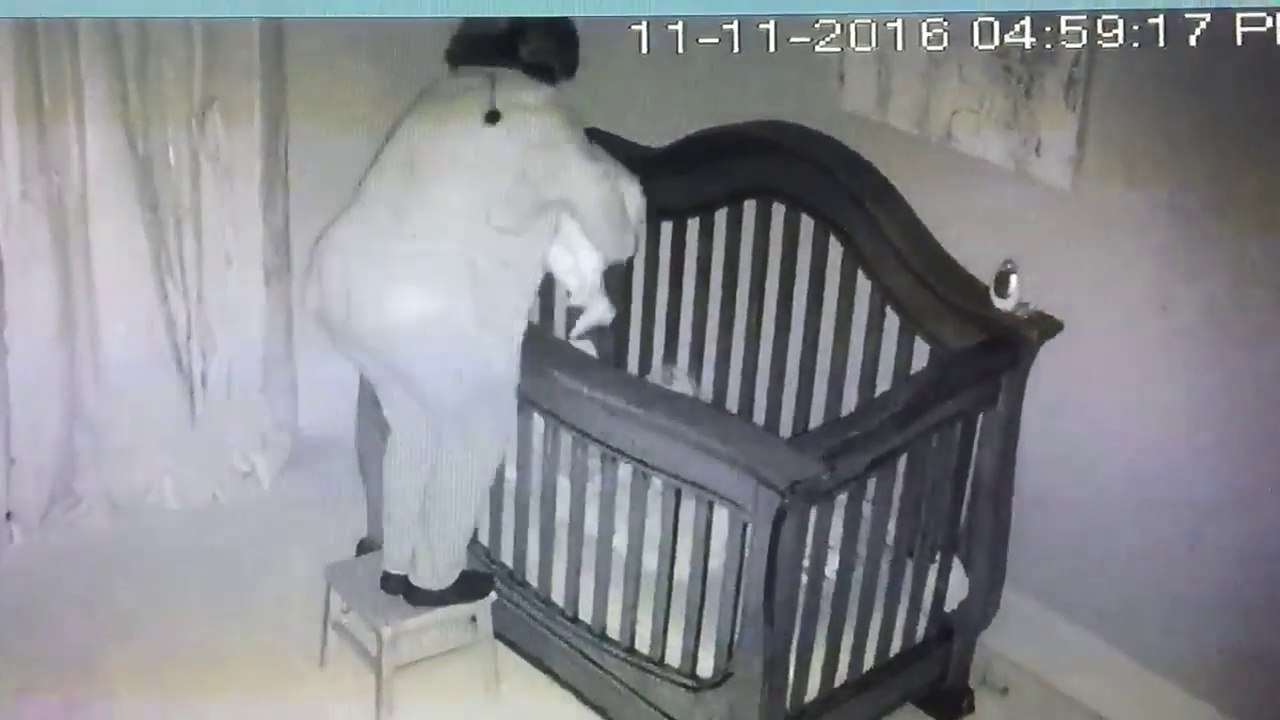 Elle essaie de déposer son bébé dans son berceau et va lui tomber dessus! Ah bravo