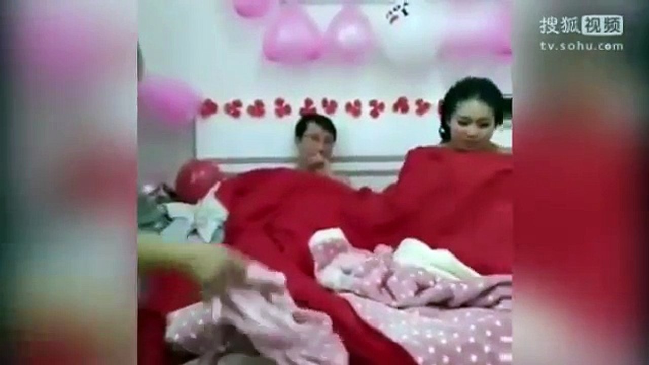 Casais chineses são forçados a terem relações na frente dos convidados