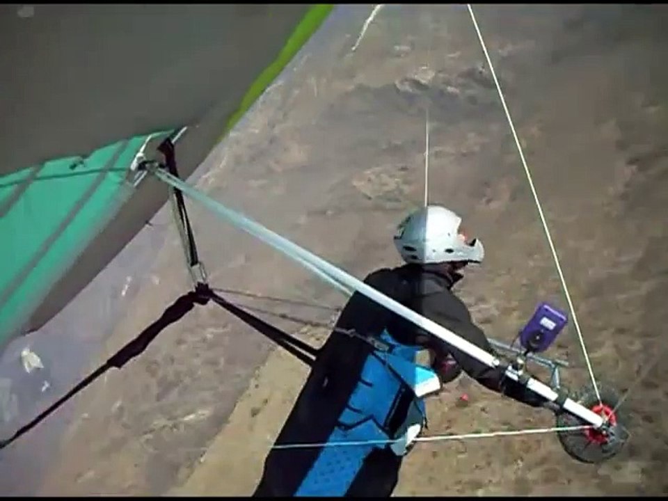 Sur son parapente, il confond sa fermeture éclair et son parachute de secours