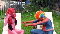 SPIDERGIRL & örümcek adam vs KEÇİ vs sihirli değnek Vs Joker Superhero Fun IRL!