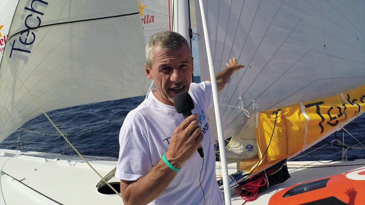 Sebastien Destremau passes through the east of Cape Verde / Vendée Globe