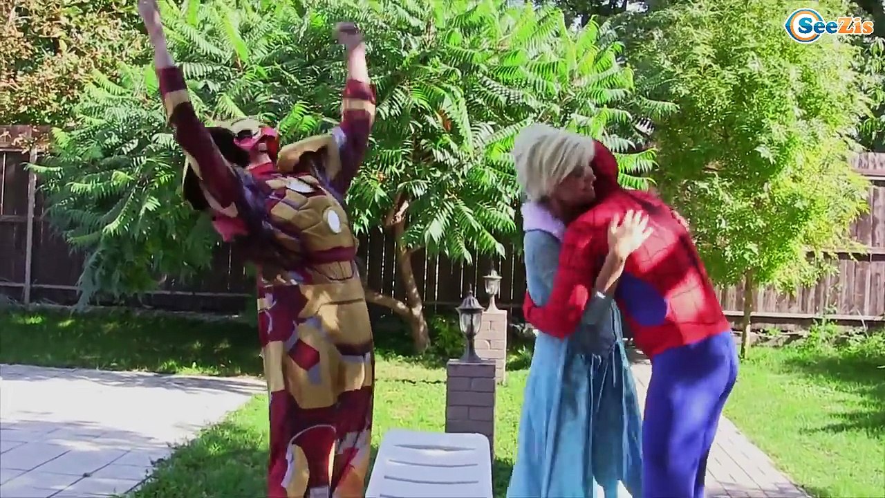 Karlar Kraliçesi Elsa ve Örümcek Adam! Malefiz ve Pembe Örümcek Kızı - Gerçek hayatta