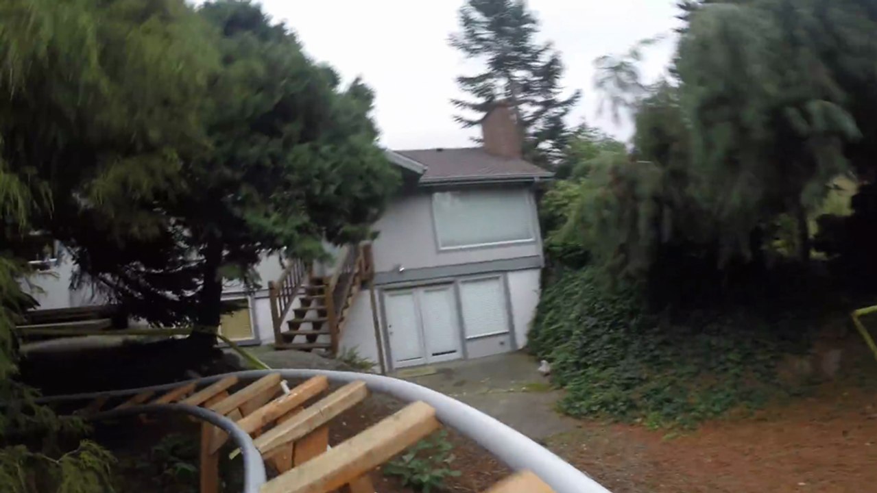 Cet homme à construit des minis montagnes russes chez lui