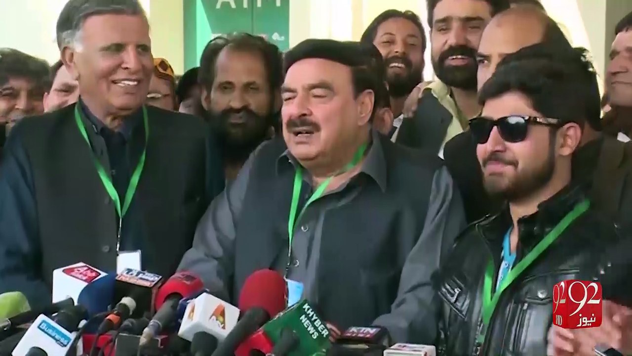 Sheikh Rasheed talks to media outside Supreme C...