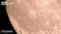 Il filme le passage intriguant d'un OVNI au-dessus de la Lune