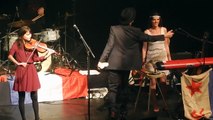 En concert au Bataclan, Pete Doherty a déployé le drapeau français, avec écrit en grosses lettres 