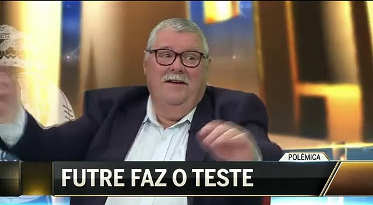 Paulo Futre fuma cigarro eletrónico em direto