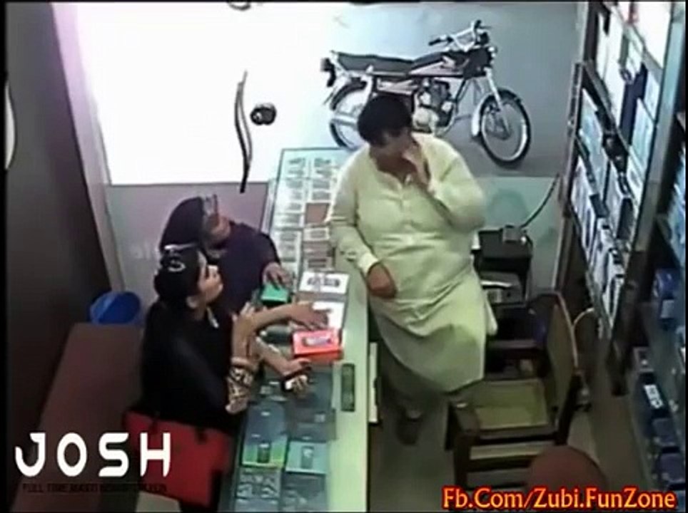جس نے یہ ویڈیو نہ دیکھی وہ خود ہی پشتاۓ گا ویڈیو دیکھیں Daughter and mother Robb