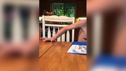 Ce petit garçon essaie d'effacer une grosse bêtise