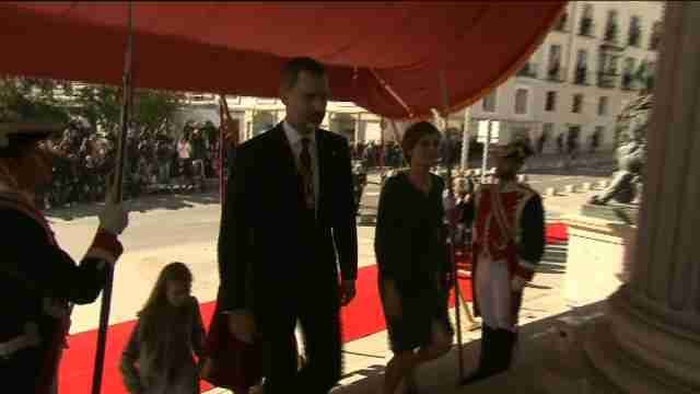 El Rey franquea la Puerta de los Leones, dos años después de su proclamación