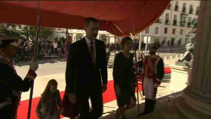 El Rey franquea la Puerta de los Leones, dos años después de su proclamación