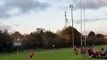 Un rugbyman fait une aile de pigeon pour éliminer ses adversaires et marquer un essai de 100m