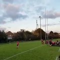 Un rugbyman fait une aile de pigeon pour éliminer ses adversaires et marquer un essai de 100m