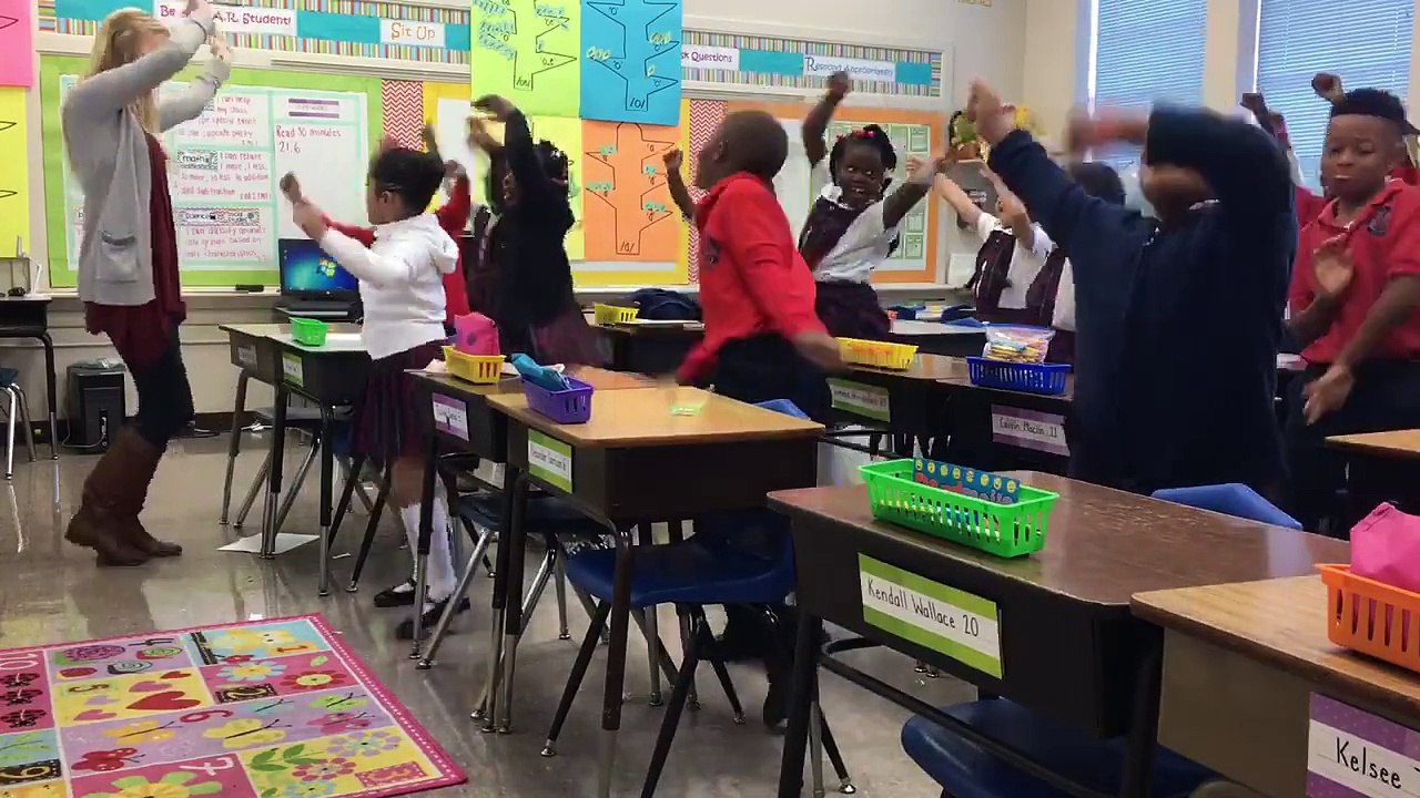 Pour motiver ses eleves cette prof se met au RAP en classe