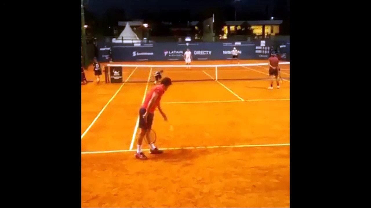 Quand t’assommes ton partenaire de tennis... Coup droit en plein dans la tête