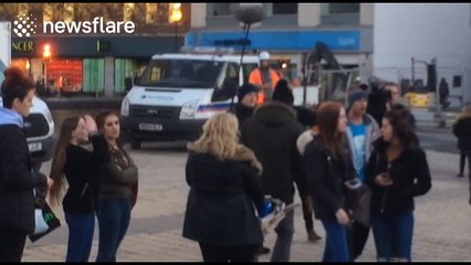 Скачать видео: Jeremy Kyle confronted by protester in Hull