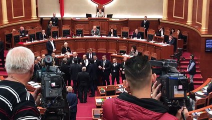 tension ne kuvend nderpritet seanca