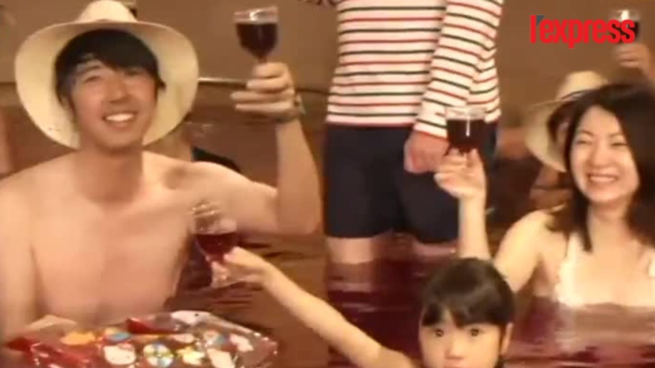 Quand les Japonais prennent des bains de Beaujolais nouveau