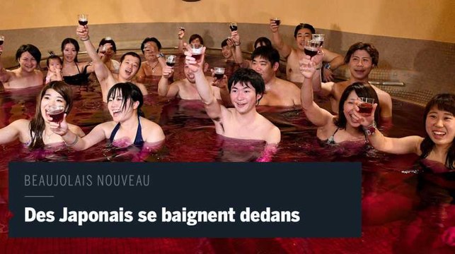Des Japonais accueillent le beaujolais nouveau en se baignant dedans