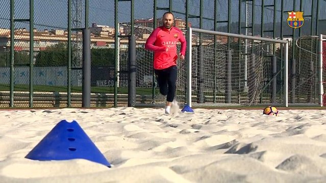 Iniesta volta a treinar no Barcelona após lesão no joelho