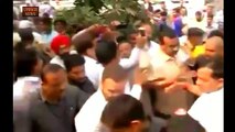 Rahul Gandhi Stops At ATM Near Mumbai | Slams PM Modi | 500-1000 Rs Note Ban |