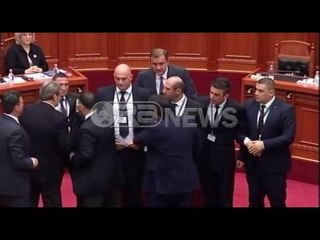 Ora News – Noka i zapton foltoren Ramës, përjashtohet nga Kuvendi