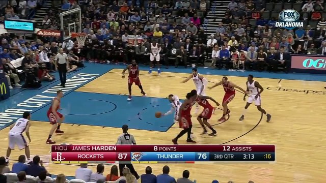 Russell Westbrook dribble entre les jambes de Nene avant de marquer