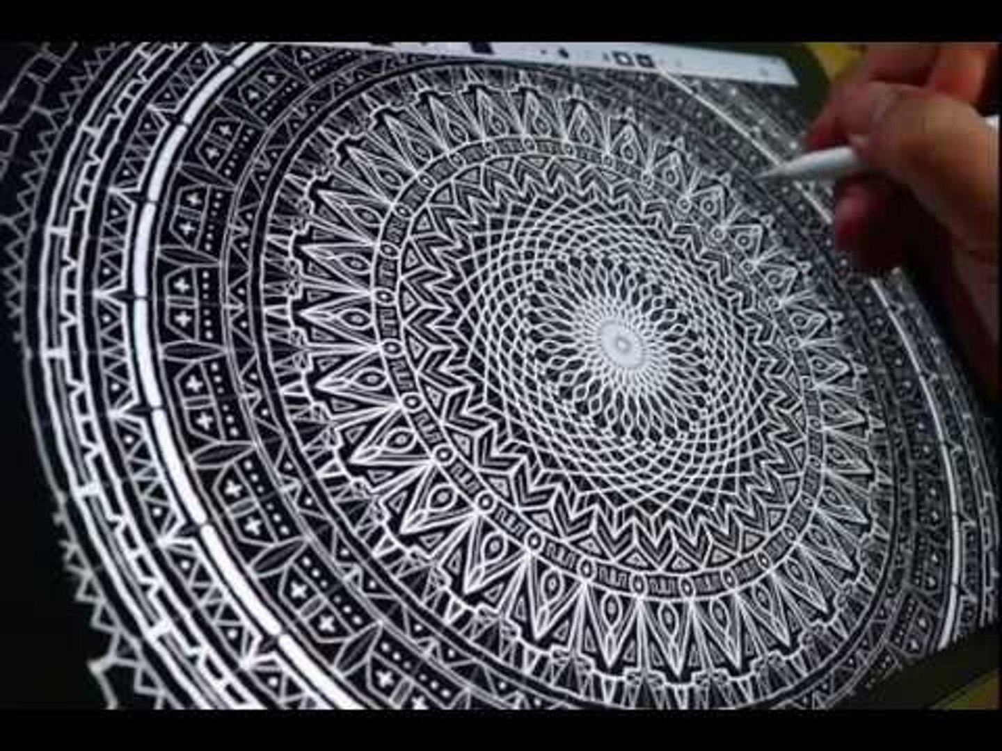 ⁣Kaleidoscopic Drawing on iPad Pro Is Beautifully Calming