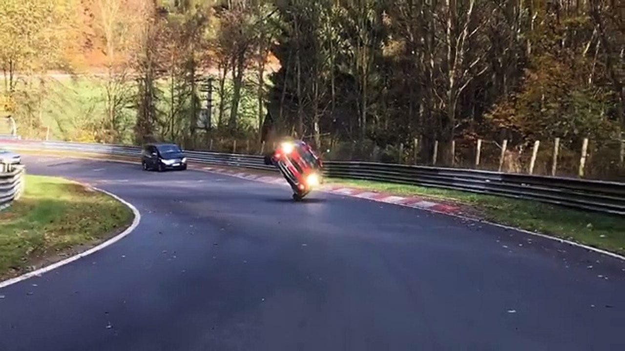 Il boucle un tour de Nürburgring sur les deux roues de sa voiture - nouveau record