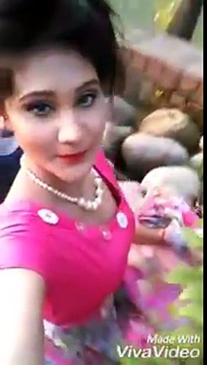 BD Girls Expose Her Nice অসম্বভ সুন্দর ফিগার  In Public Place