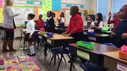 Cette petite danse nous donne presque envie de retourner à l'école