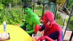 Hulk fica um buraco na barriga! w Spiderman, Elsa Frozen, Lady Hulk, Venom, Joker & de doces
