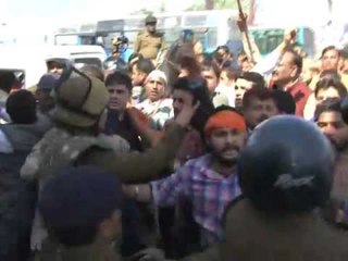 M.L. A. GANESH JOSHI LIVE - विधायक गणेश जोशी बेजुवान घोड़े की पिटाई करते हुए - शर्मनाक कृत्य