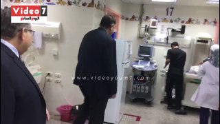 أشرف الشيحى يتفقد حالة طفل مجهول مصاب بكسر فى القفص الصدرى بمستشفى أبو الريش