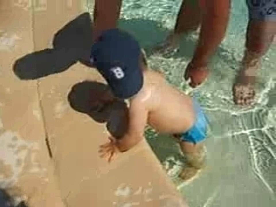 Theo a la piscine