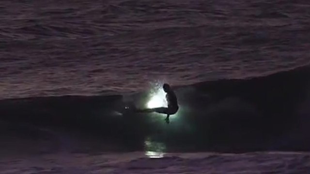 This tiny cube light allows you to surf at night