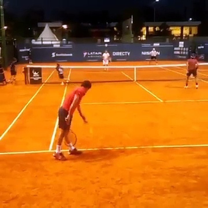 Nicolas Almagro un gros coup droit dans la tête de son partenaire de double