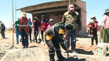 La maire bolivienne qui participe aux travaux d’une école