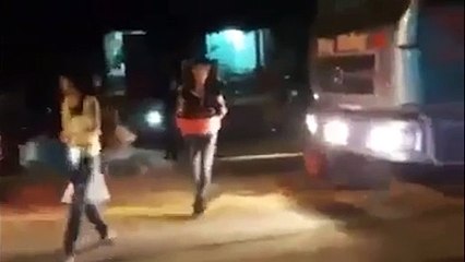 Xe tải gặp nạn ở Sơn Tây- HN, người dân đổ xô "vơ vét" 6 tấn ngô