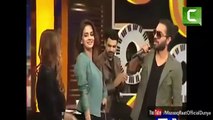 saba qamar ko dekhen kaha kaha hath lga raha ha kuch sharam hoti ha