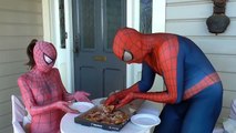 Pembe Spidergirl Hamile? Örümcek Adam Pizza Prank geri teper vs! Komik Superheros IRL!