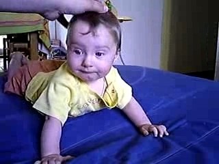 Celian sur ventre [7 mois et demi]