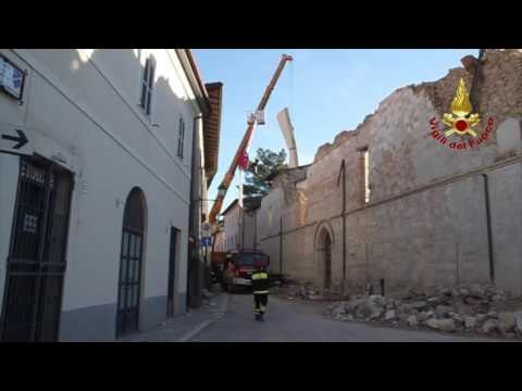 Norcia - Terremoto. Recupero trave Chiesa di San Francesco (17.11.16)
