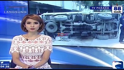 Truk Pengangkut Baja Ringan Terbalik