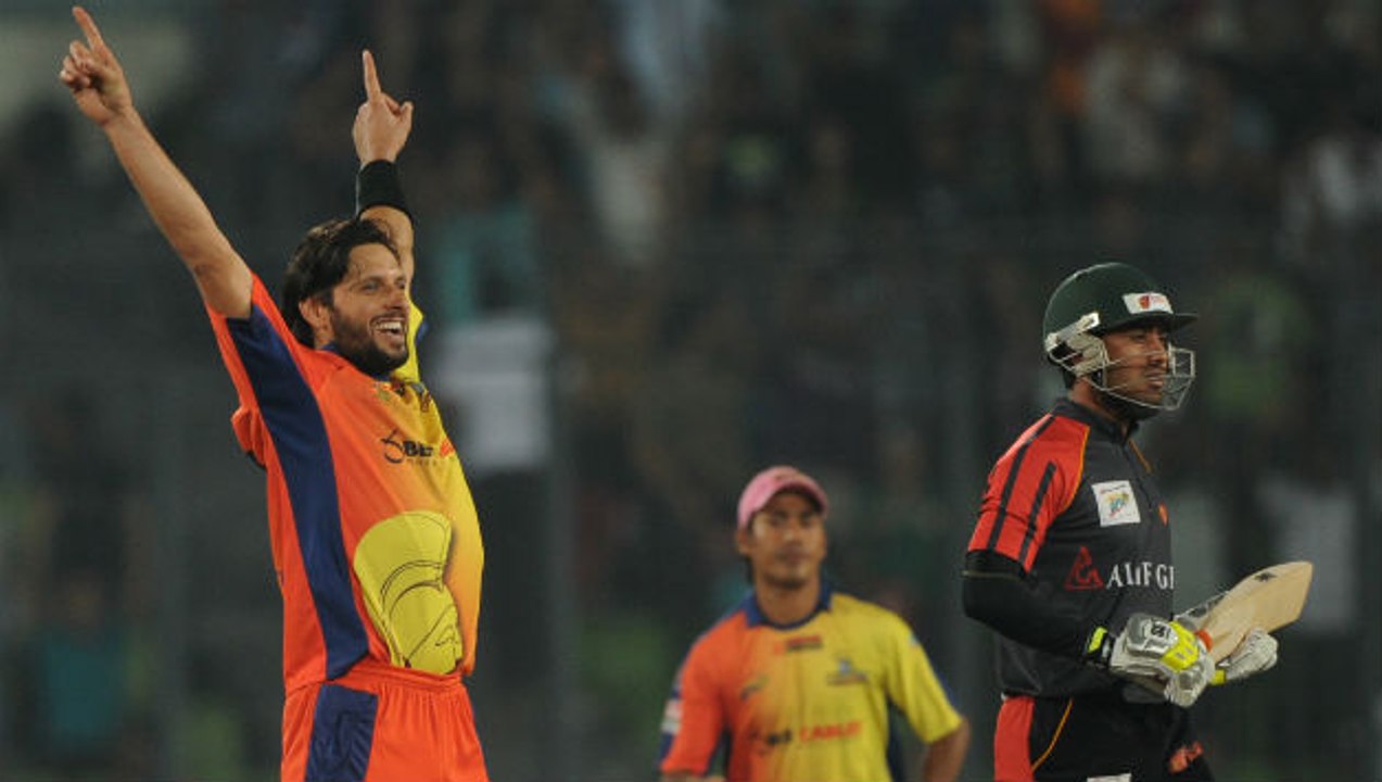 Shahid Afridi 2 Wickets vs Barisal Bulls -- BPL 2016 - cricket