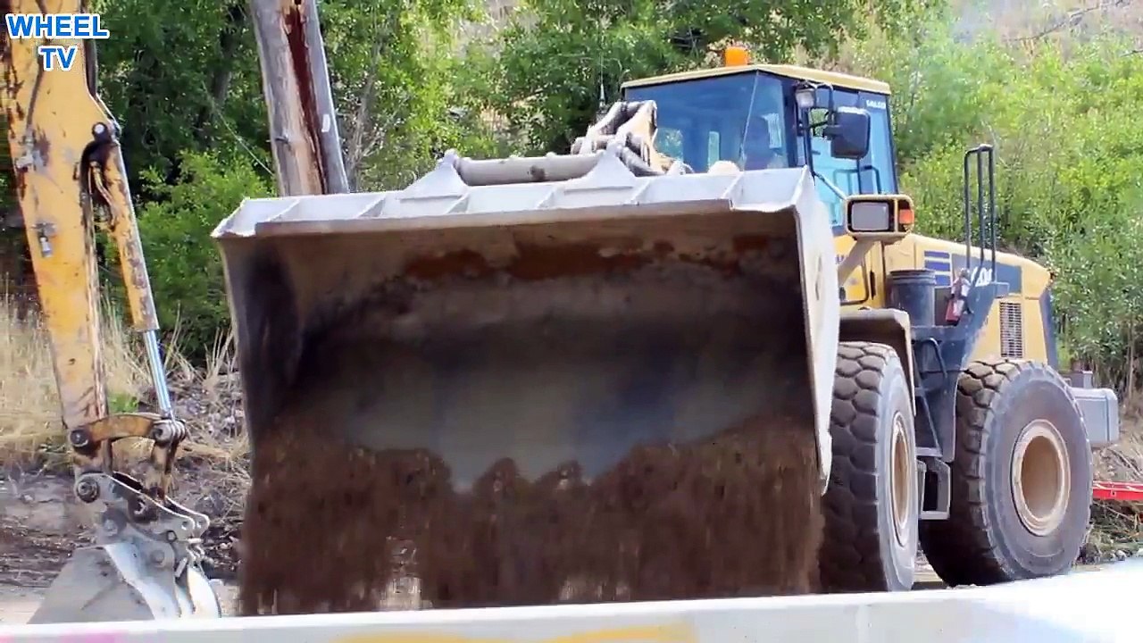 Komatsu WA 400 Loadear and Excavator working a road construction site