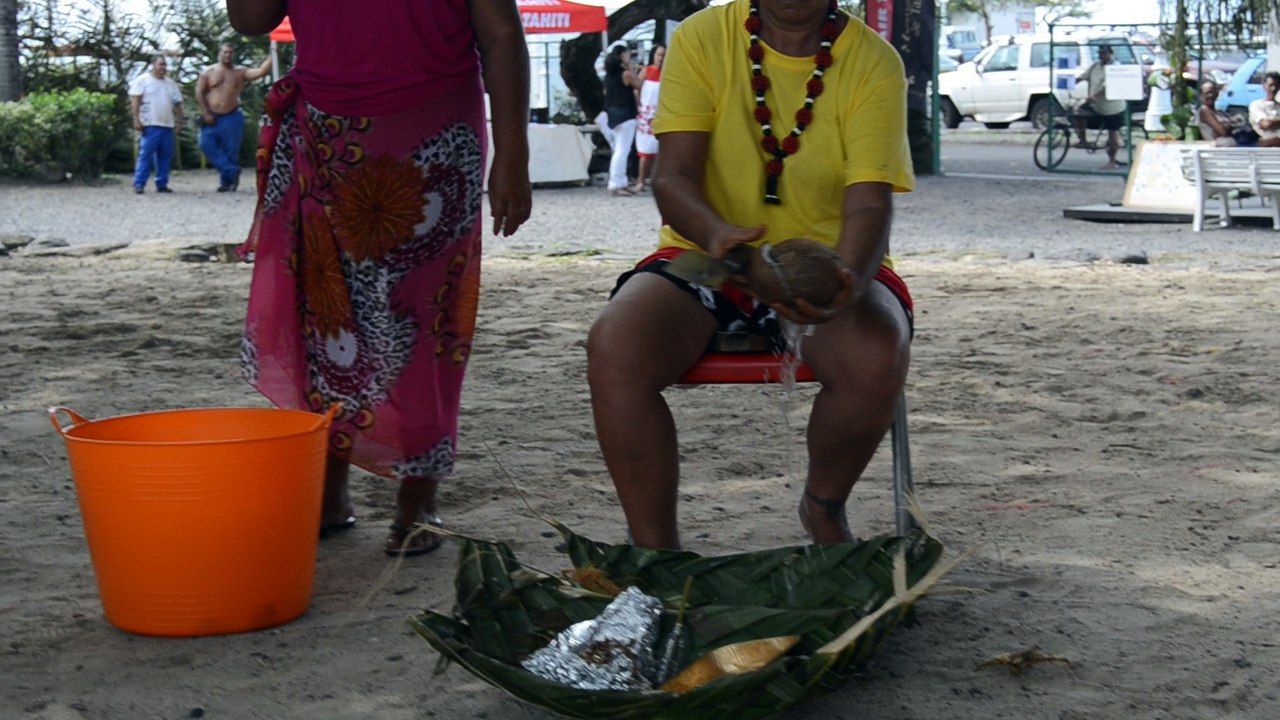 Fabrication du monoï aux Tuamotu